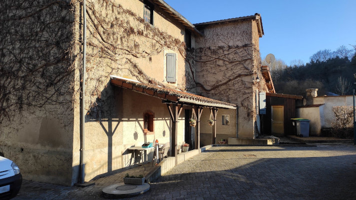 Photo d'une maison en cours de rénovation